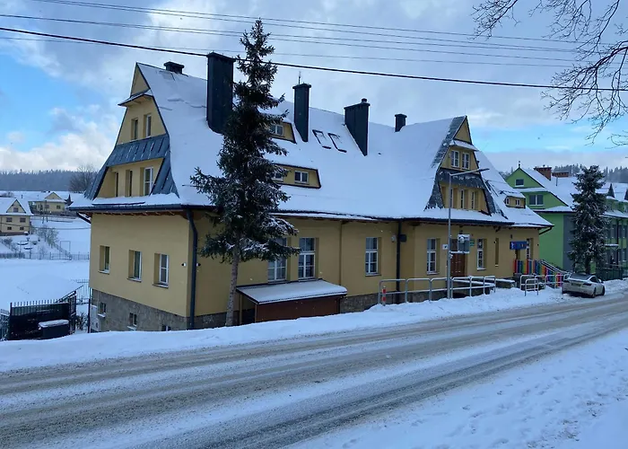 Aparthotel Modrzew - W Pyzowce 3*